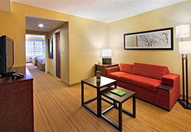 Courtyard By Marriott London Hotel Exterior photo