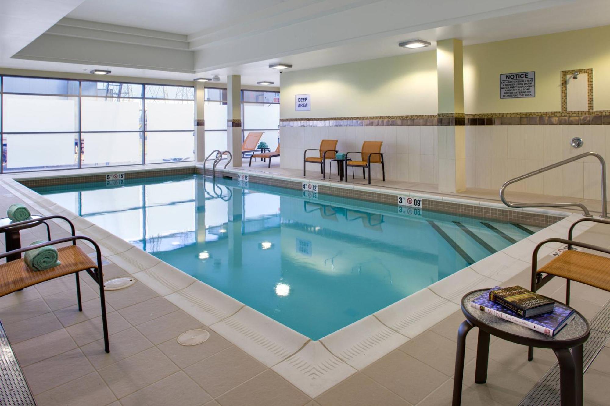 Courtyard By Marriott London Hotel Exterior photo