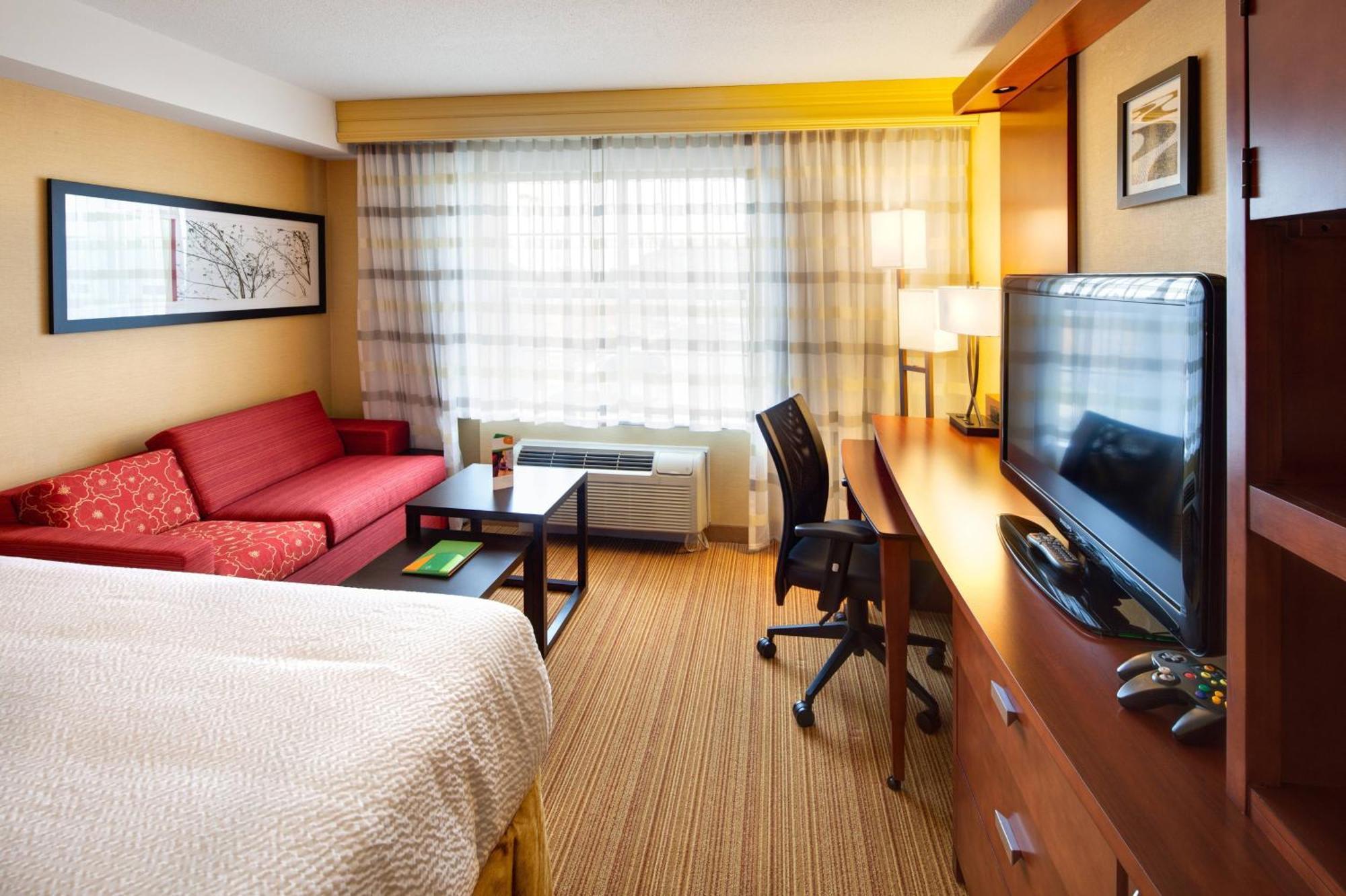 Courtyard By Marriott London Hotel Exterior photo