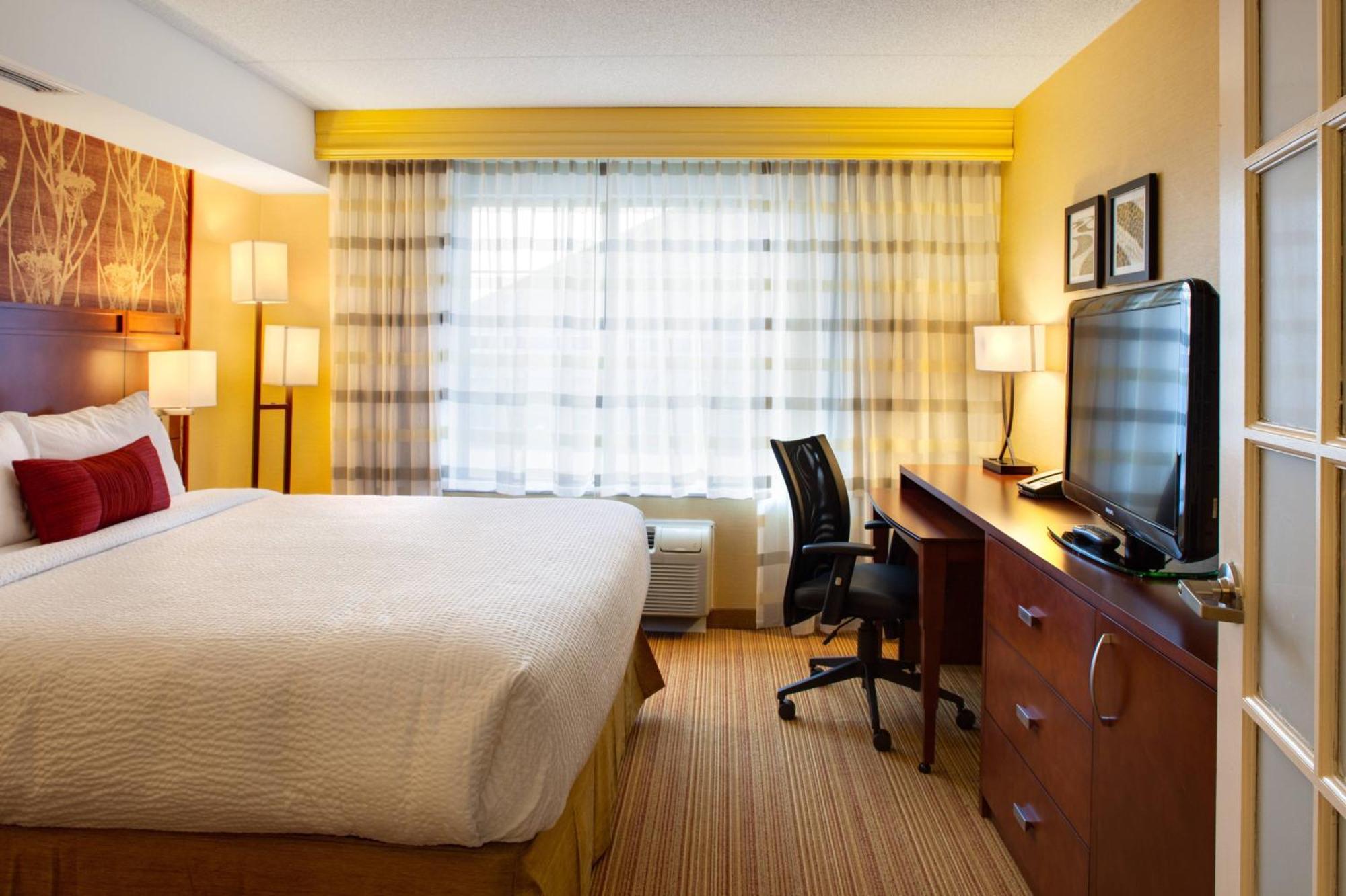 Courtyard By Marriott London Hotel Exterior photo