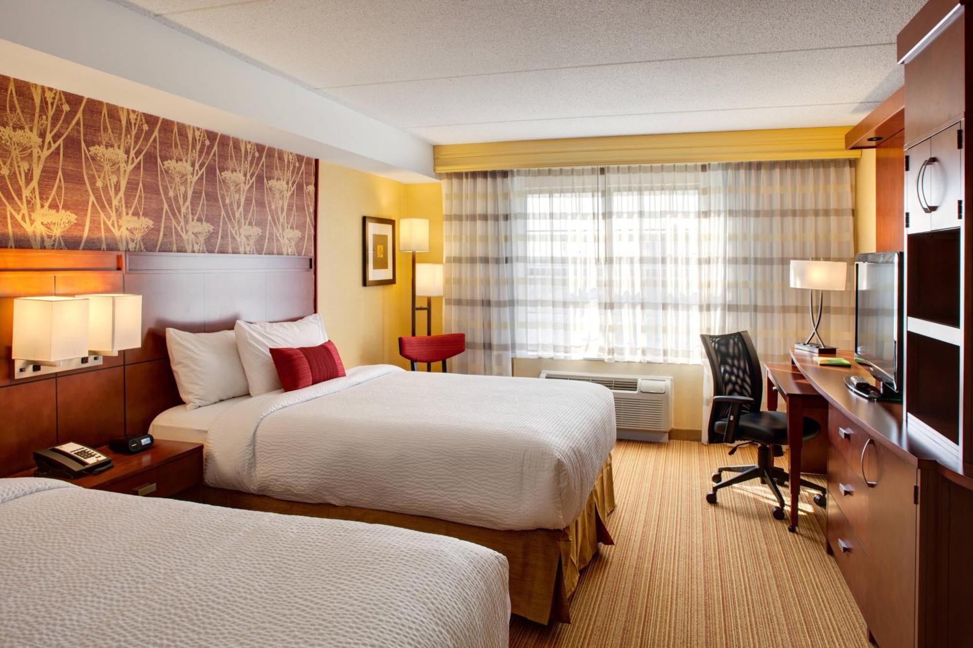 Courtyard By Marriott London Hotel Exterior photo