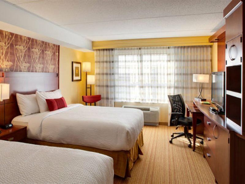 Courtyard By Marriott London Hotel Exterior photo