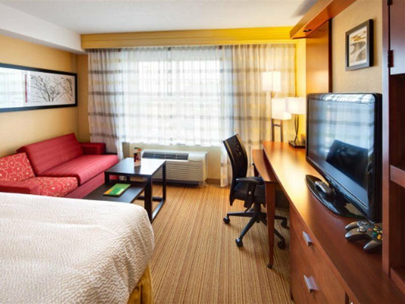 Courtyard By Marriott London Hotel Exterior photo