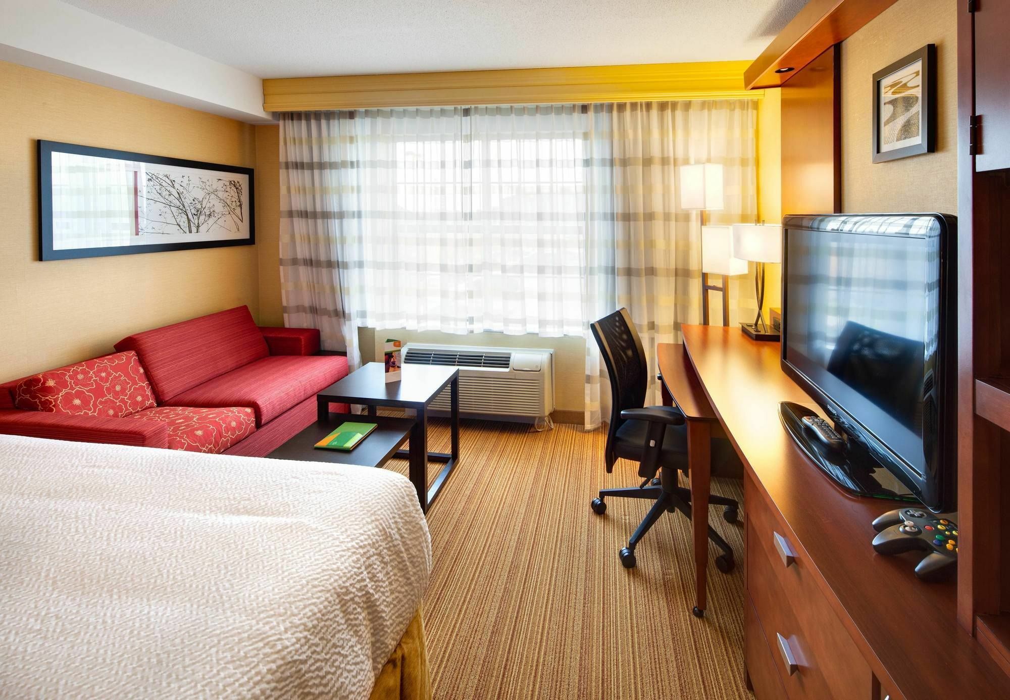 Courtyard By Marriott London Hotel Exterior photo