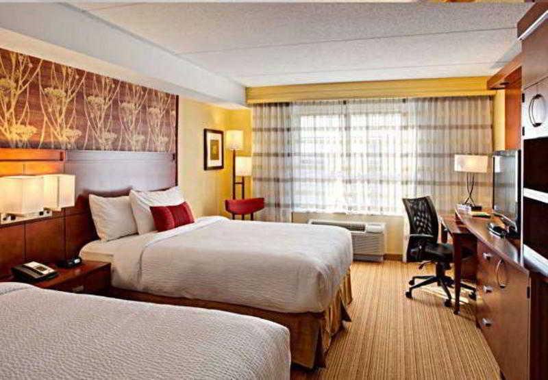 Courtyard By Marriott London Hotel Exterior photo